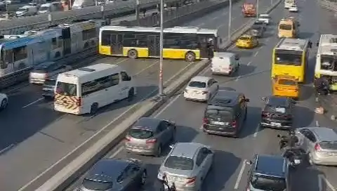 İETT Otobüsü, Trafiği Felç Eden Kazaya Neden Oldu