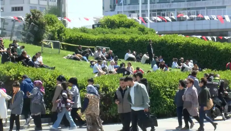 Taksim'de Deprem Yoğunluğu: Uzmanlar Uyarıyor, Halk Ne Yapmalı?
