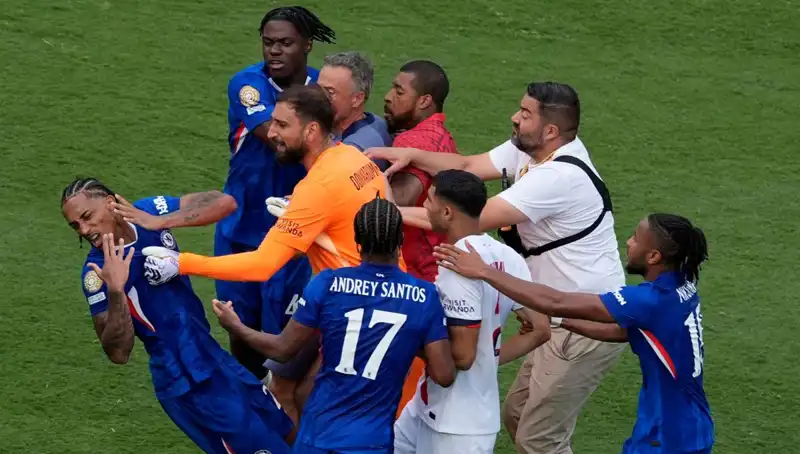 Dev Finalde Şok Eden Anlar: Teknik Direktörden Futbolcuya Yumruk İddiası