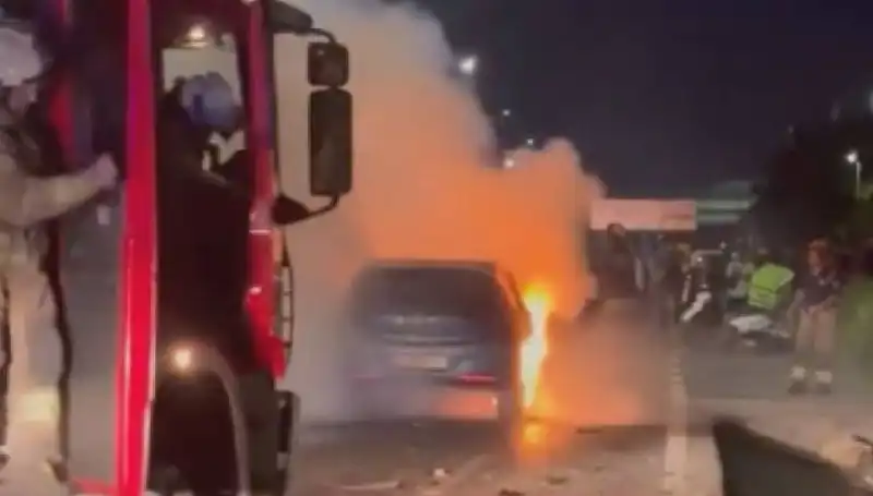 Otoyolda Bariyerlere Çarpan Araçta Korkutan Yangın: Yolda Kalanlar Ne Yapmalı?