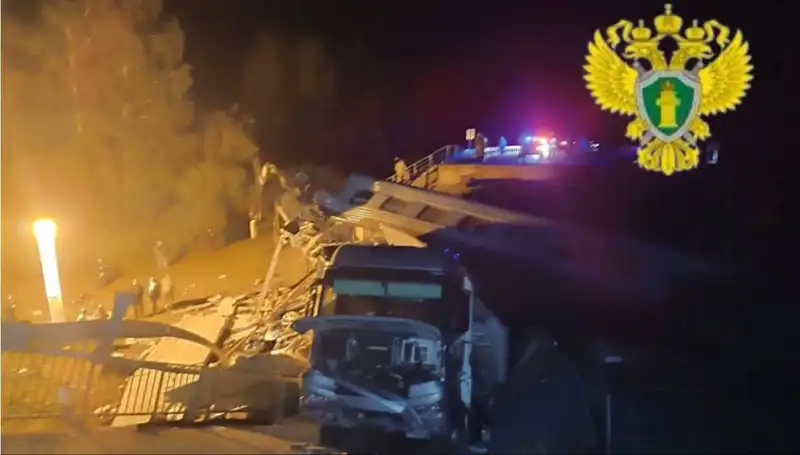 Rusya'da İki Köprünün Çökmesi ve Tren Kazası: Yıkıcı Olayda Yedi Ölü
