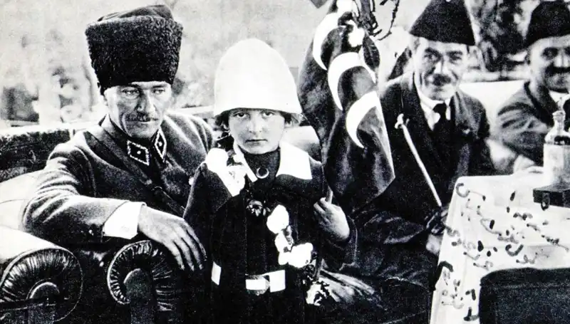Unutulmaz Fotoğrafın Arkasındaki Gizem: O Şapkanın Altında Bayram Doğdu