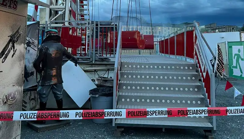 Dev Salıncağın Tehlikeli Yolculuğu: Reklam Direklerine Çarpışma Anları