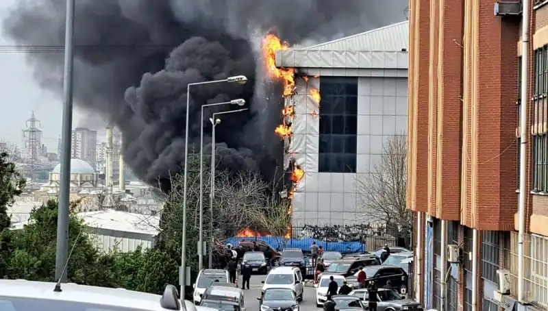 Başakşehir Sanayi Sitesi'nde Korkutan Yangın: Olayın Nedeni ve Sonrası