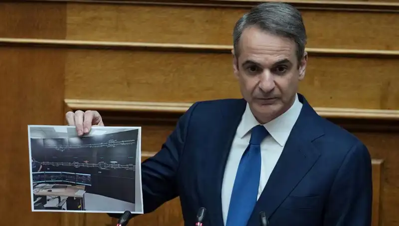 Yunanistan'da Siyasi Sarsıntı: Miçotakis Hükümeti Protestolara Boyun Eğdi