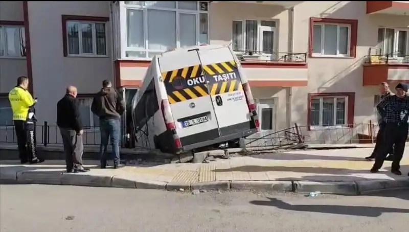 Okul Servisi Balkona Girdi: İki Öğrenci Yaralı, Olay Anı Korku Dolu