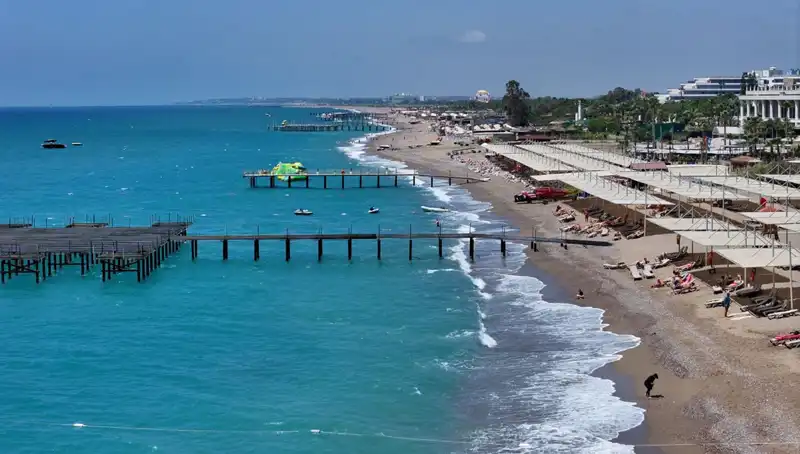 Antalya Sahillerinde Güneşli Hava Keyfi: Tatilciler Akın Etti!