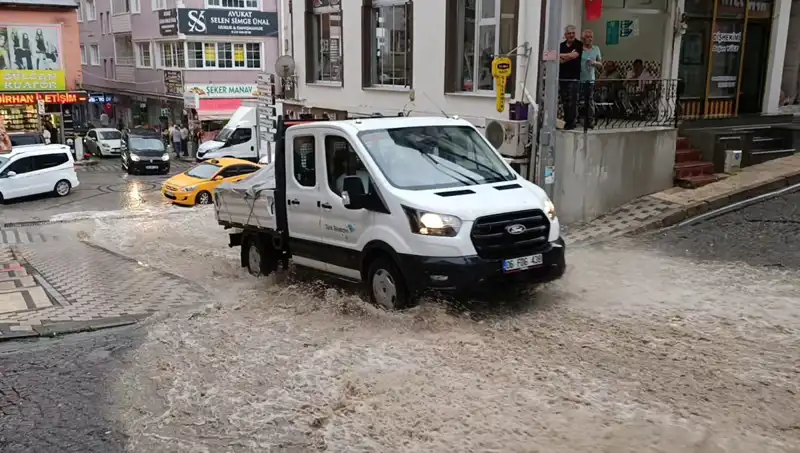 10 Dakikada Gelen Sağanak: Şehirdeki Su Baskınları Hayat Durma Noktasına Getirdi
