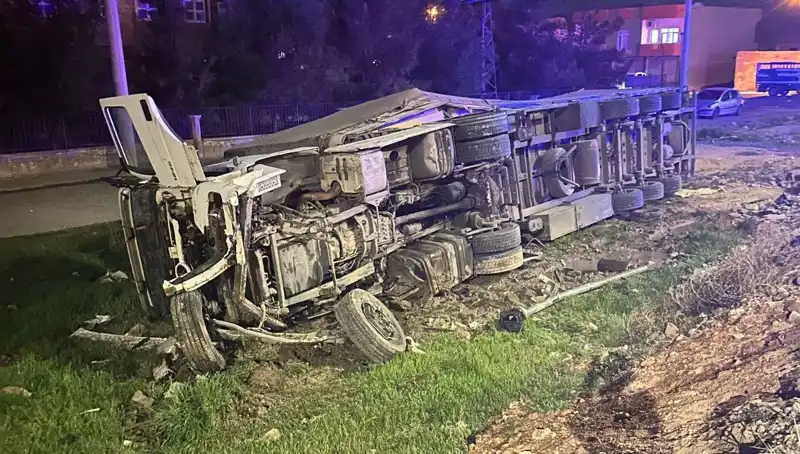 TIR Devrildi: Feci Kazada Altı Kişi Yaralandı