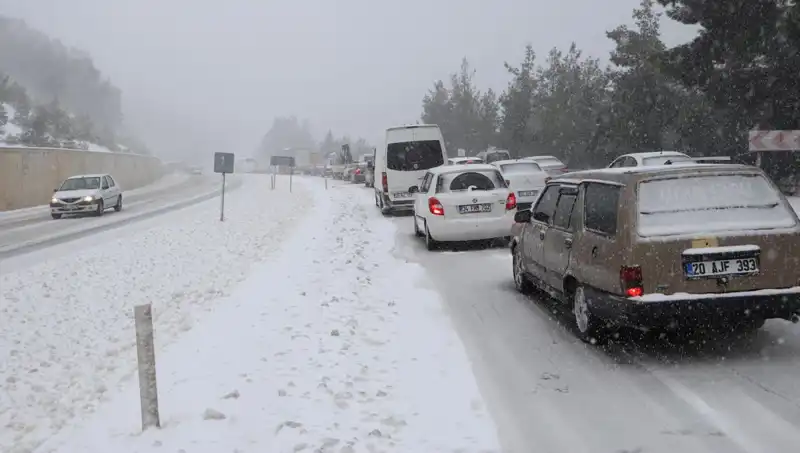 Denizli-Antalya Yolunda Kar Fırtınası: Trafik Tamamen Durdu!