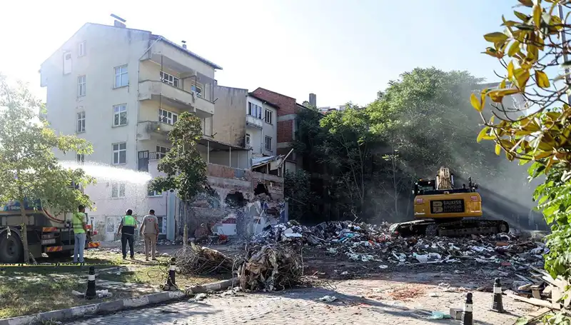 Sındırgı'da Sarsıntılar Devam Ediyor: Son Durum ve Etkileri