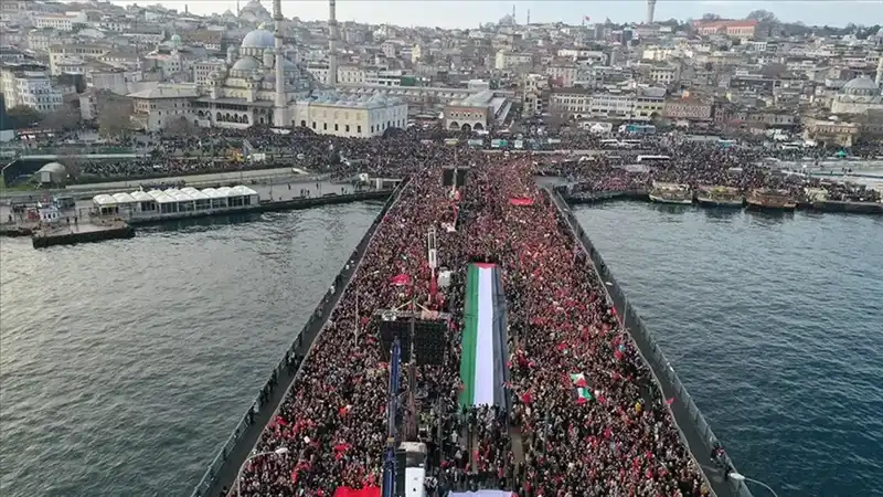 Gazze İçin İstanbul’da Tarihi Yürüyüş: On Binler Galata Köprüsü’ne Akın Etti!