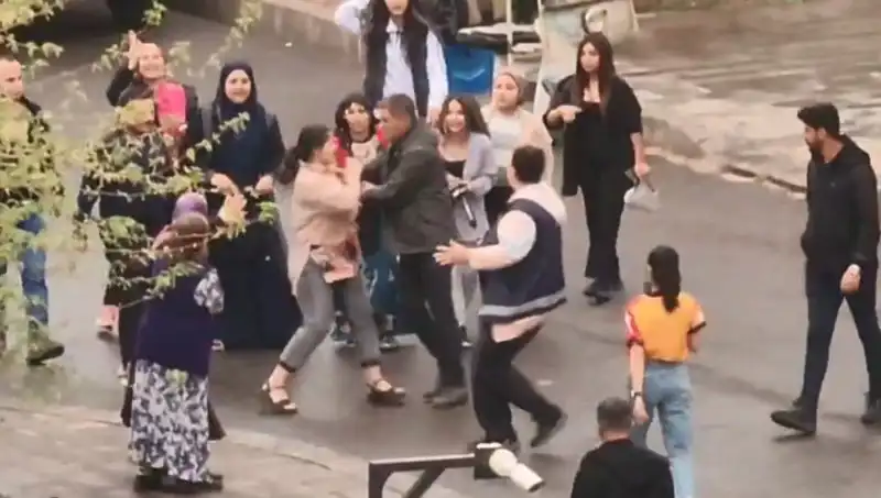 Adliye Önünde Yürekleri Ağızlara Getiren Tekmeli Yumruklu Kavga