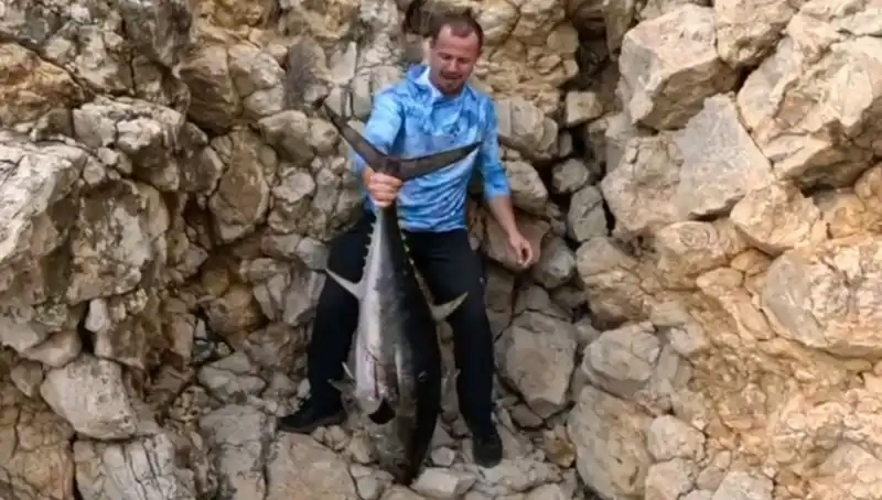 Saros Körfezi’nde Balıkçılar İçin Unutulmaz An: 30 Kilo Ağırlığında Dev Balık