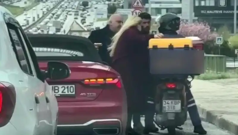 D-100'de Yaşanan Gerilim: Motokuryeye Silah Çeken Sürücü Olayı!